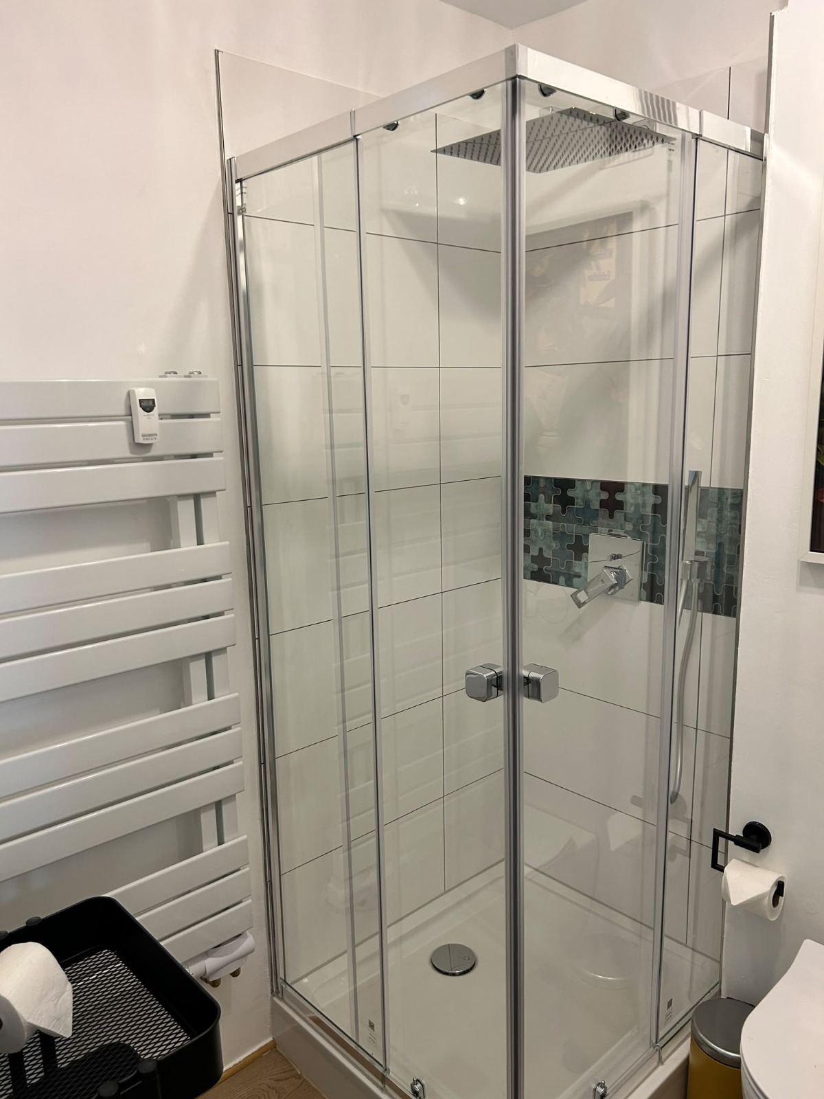 Neu eingebaute Duschkabine im Badezimmer